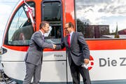 Michael Schürch, CEO Zentralbahn, und Regierungsrat Josef Hess, rechts, taufen den Spatz-Triebzug auf den Namen Pilatus. (Bild PD)