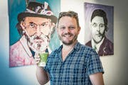 Benno Meier eingerahmt von den Porträts des Künstlers Hans Krüsi (links) und des Autors Franz Kafka. (Bild: Ralph Ribi)