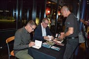 In der Pause signierten Bänz Friedli und Thomas C. Breuer (von links) im Kleintheater Fabriggli ihre Bücher. (Bild: Adi Lippuner)