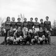 Die Fussballspielerinnen vom Damenfussballclub FC Luzern freuen sich ueber ihren Sieg beim Internationalen Damenfussballturnier in Zuerich, aufgenommen im Mai 1970. (KEYSTONE/PHOTOPRESS-ARCHIV/Grunder)