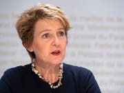 Justizministerin Simonetta Sommaruga erklärt vor den Medien die neuen Strafbestimmungen gegen Terrorismus. (Bild: KEYSTONE/ANTHONY ANEX)