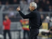Daumen hoch: BVB-Coach Lucien Favre ist mit der Leistung seiner Spieler gegen Frankfurt zufrieden (Bild: KEYSTONE/EPA/FRIEDEMANN VOGEL)