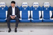 Il Gwan Jong auf der Bank beim Meisterschaftsspiel zwischen dem FC Luzern und dem FC Thun vom 9. September 2017 in Luzern. (Bild: Urs Flüeler/Keystone)