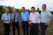 Auf ein Glas Wein nach Sursee (von links): Regierungsratspräsident Robert Küng, Waadtländer Regierungsrat Philippe Leuba, Vizedirektor des Bundesamtes für Landwirtschaft Adrian Aebi, Jura-Regierungsrat Jacques Gerber und Leiter der Dienststelle Landwirtschaft und Wald Christoph Böbner. (Bild: PD (Sursee, 13. September 2018))