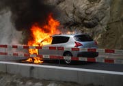 Das Auto geriet auf der Meggerstrasse in Brand. (Bild: Luzerner Polizei (Adligenswil, 13. September 2018))
