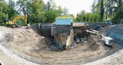 Zurzeit wird das Reservoir Kalkofen für rund eine Million Franken erneuert. In der Grube im Bildvordergrund waren bis vor Kurzem zwei hundert Jahre alte 200 m3-Rundbecken. An ihre Stelle wird eine 650 m3-Wasserkammer gebaut. Hinter dem Schieberhäuschen befindet sich in der Erde noch eine weitere 700 m3 Wasser fassende Zisterne. (Bild: Max Tinner)