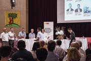 Der Rischer Gemeinderat stellt sich im Dorfmattsaal den Fragen des Moderators. (Bild: Hans Galliker/PD)