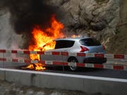 Ein Auto, das vor einem Rotlicht mit ausgeschaltetem Motor wartete, ist in Adligenswil in Brand geraten. (Bild: Luzerner Polizei)