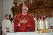 Bischof Markus Büchel spricht zu den Kirchgängern. (Bild: Beat Lanzendorfer)