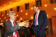 Zwei Publikumsmagnete: Donato Scognamiglio (links), CEO und Mitinhaber des Immobiliendienstleisters Iazi AG, und Jens G. Korte, wirtschaftspolitischer Korrespondent verschiedener Medien in New York, zogen am Raiffeisen Forum im Stadtsaal 450 Teilnehmende in ihren Bann. (Bild: Hans Suter)