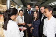 Eine Mitarbeiterin im Kantonsspital St. Gallen erklärt den Studierenden, wie Medikamente verteilt werden. Das Team war auch in China. Bild: PD