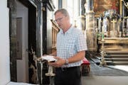 Sakristan Kurt Rohrer bereitet den Gottesdienst vor. (Bild: Marion Wannemacher, Sachseln, 11. September 2018)