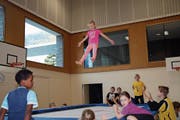 In Altdorf können interessierte Kinder und Jugendliche am Trampolinanlass «Trampojaa» ihr Können zeigen. (Bild: Philipp Zurfluh, Altdorf, 9. Oktober 2017)