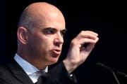Alain Berset wird vorgeworfen, dass er im Streit um den Lohnschutz zu wenig auf seine Partei SP eingewirkt habe. (KEYSTONE/Anthony Anex)