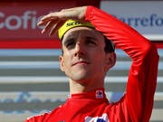 Wo ist Alejandro Valverde? Dies scheint sich der souveräne Vuelta-Leader Simon Yates zu fragen (Bild: KEYSTONE/EPA EFE/MANUEL BRUQUE)