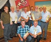 Die Jubilaren (v.l. stehend): Sepp Odermatt, Peter Würsch, René Würsch, Hugo Christen, Fähndrich Alois Barmettler, Werner Mathis, Präsident Rolf Amstad, Arnold Odermatt. V.l. kniend: Alois Liem, Werner Liem. (Es fehlt: Jubilar Adolf Amstad.) (Bild: Franz Odermatt, Buochs, 13. September 2018)