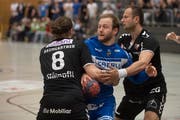 Durchkämpfen: HC-Kriens-Captain Tom Hofstetter (Mitte) hofft gegen Suhr Aarau auf den ersten Saisonsieg. (Bild: Boris Bürgisser (Kriens, 13. April 2018))