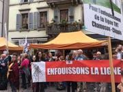 Der Gegner der Hochspannungsleitung zwischen Chamoson und Chippis demonstrierten am Freitagmorgen vor dem Grossen Rat des Kantons Wallis. (Bild: Keystone-ats/vs)
