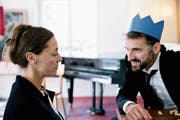 Anstandsbesuch beim Opa auf dem Abstellgleis: Kristine Walther und Tobias Fend vom freien Theater Café Fuerte. (Bild: pd)