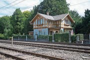 Das Pförtnerhaus neben den Bahngleisen.