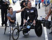 Manuela Schär (links) und Marcel Hug freuen sich, dass es losgeht mit der Marathon Majors Serie.Bild: CJ Gunther/EPA (Boston, 17. April 2017)