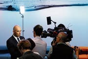 Bundespräsident Alain Berset gibt ein Interview nach der Medienkonferenz zur Kostendämpfung im Gesundheitswesen. (Bild: Peter Klaunzer/Keystone (Bern, 14. September 2018))