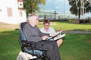 Schang Hutter betrachtet mit Sohn David die Flugblätter. (Bild: Marion Wannemacher, Sarnen, 11. September 2018)