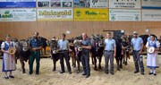 Die Mister: Tizian von Ueli Achermann, Vulkito von Hanspeter Koch, Eric von Karl Alpiger, Carlos von Ueli Stauffacher und Rino von Ruedi Brander (von links), flankiert von den Ehrendamen Martina (links) und Fabienne Häne. (Bild: Peter Jenni)