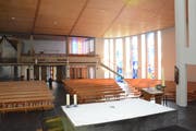 Blick vom Altar auf die Bankreihen und die Orgel der katholischen Kirche von Sitterdorf. (Bild: Georg Stelzner)