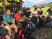 Kurz vor dem Ziel in Brunnen macht die Klasse von Stefan Klocker nochmals eine Pause. (Bild: PD)