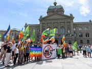 Die Initianten bei der Einreichung der Unterschriften zur Kriegsgeschäfte-Initiative. Der Bundesrat lehnt diese ohne Gegenvorschlag ab. (Bild: KEYSTONE/ANTHONY ANEX)