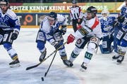 Das Farmteam der EVZ will in die Playoffs: Hier Dario Wüethrich (links) im Duell gegen Oltens Lukas Haas. (Bild: Daniela Frutiger, Freshfocus)