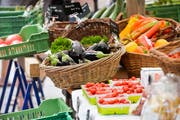Würden die beiden Agrarinitiativen vom Schweizer Stimmvolk angenommen, wäre der Bund verpflichtet, regionale Produkte, wie Gemüse, zu fördern. (Bild: Donato Caspari)