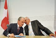 Geflüster und Geheimhaltung: Nationalbank-Präsident Jean-Pierre Roth (links) und Bundespräsident Pascal Couchepin stellen am 16. Oktober 2008 in Bern den UBS-Rettungsplan vor. (Bild: Lukas Lehmann/Keystone)