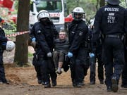 Räumung des von Braunkohlegegnern besetzten Hambacher Forsts bei Köln: Beamte tragen einen Baumhaus-Aktivisten weg. (Bild: KEYSTONE/EPA/FRIEDEMANN VOGEL)