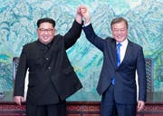 Nordkoreas Diktator Kim Jong Un (links) und Südkoreas Präsident Moon Jae In bei ihrem ersten Treffen im April.Bild: AP (27. April 2018)