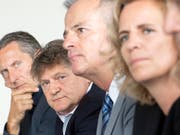 Vereint im Kampf gegen Gewalt: GC-Präsident Stephan Anliker, FCZ-Präsident Ancillo Canepa, Daniel Blumer (Kommandant der Stadtpolizei Zürich) und Zürichs Stadträtin Karin Rykart, Vorsteherin des Sicherheitsdepartements (v.l.n.r.). (Bild: KEYSTONE/ENNIO LEANZA)