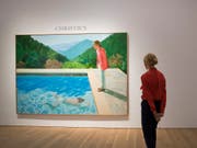 Der Wert wird auf rund 80 Millionen Dollar geschätzt: das Gemälde des britischen Künstlers David Hockney (81) mit dem Titel «Portrait of an Artist (Pool with Two Figures)». (Bild: KEYSTONE/AP/MARY ALTAFFER)