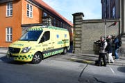 Ein Sanitätswagen verlässt das Gerichtsgebäude am Tag des Prozesses gegen U-Boot-Mörder Peter Madsen. (Bild: Tariq Mikkel Khan/Epa (Kopenhagen, 14. September 2018))