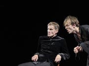 Hamlet (Jan Bülow, rechts) klagt seinen Onkel Claudius (Markus Scheumann) des Mordes an seinem Vater an. Die Premiere unter der Regie von Barbara Frey fand am 13. September 2018 am Zürcher Pfauen statt. (Bild: Keystone/Matthias Horn)