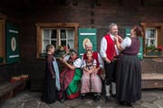 Er ist mehrfacher «Genusswirt des Jahres»: Jeremias Riezler (2. von rechts) kocht nach jahrhundertealten Rezepten. (Bild: Ingrid Schindler)