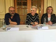 Stiftungsratspräsidentin Nadine Borter (Mitte) präsentiert die Vertragsverlängerung von Schauspieldirektor Cihan Inan. Rechts im Bild: Schauspielerin Milva Stark. (Bild: Theodora Peter/Keystone-SDA)