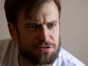 Pjotr Wersilow, Mitglied der russischen Protestband Pussy Riot, soll aufgewacht sein. Der Regierungsgegner war am Dienstag mit Seh-, Sprech- und Bewusstseinsstörungen ins Krankenhaus gebracht worden. (Bild: KEYSTONE/AP/ALEXANDER ZEMLIANICHENKO)