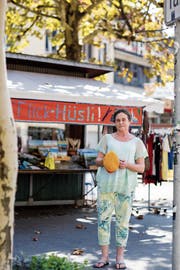 Ursula Bühler vor ihrem Flickhüsli am Marktplatz. (Bild: Mareycke Frehner)