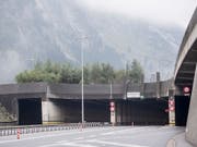 Kein Verkehr im Gotthard-Strassentunnel am Freitagnachmittag, dies wegen einer Kollision, bei der sechs Personen verletzt wurden. (Bild: KEYSTONE/URS FLUEELER)