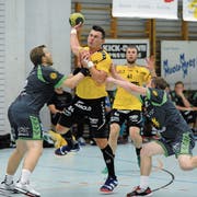 Die Muotathaler verteidigten gegen die Altdorfer (hier am Ball Altdorfs Rückraumspezialist Amer Zildzic) mit allen Mitteln. (Bild: Urs Hanhart, Muotathal, 13. September 2018)
