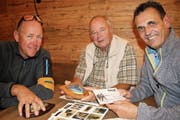 Mit ihrem Wirken als Skischulleiter haben sie den Schneesport in Andermatt geprägt. Nostalgisch durchstöbern Sepp Dahinden, Karl Danioth und Ruedi Baumann (von links) ein Archiv voller Relikte aus der langen Geschichte des Skiunterrichts. (Bild: Remo Infanger, Andermatt, 14. September 2018)