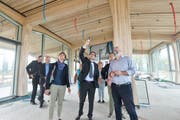 Regierungsrätin Monika Knill und Regierungsrat Jakob Stark lassen sich von Architekt Lukas Imhof über den Stand der Baustelle auf dem Ekkharthof informieren. Hier stehen sie im neuen Gastronomiegebäude. (Bild: Donato Caspari)