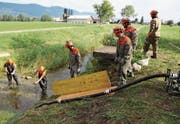 Die Pioniere des Zivilschutzes Mittelrheintal üben im WK den Umgang mit Pumpe und Motorspritze Typ 1. (Bild: Benjamin Schmid)