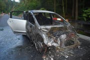 Das Auto erlitt Totalschaden. (Bild: Luzerner Polizei (Adligenswil, 13. September 2018))